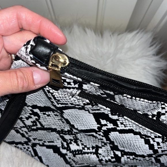 FAUX leather black white snakeskin print wristlet - Picture 5 of 7